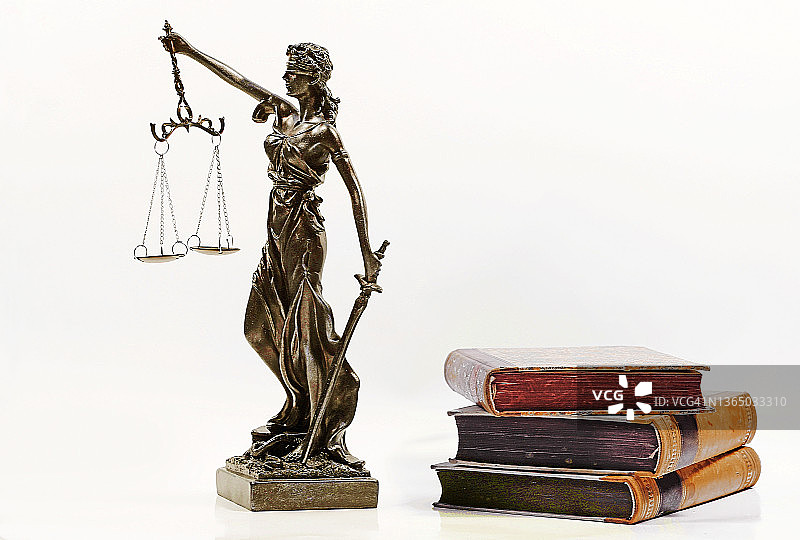 白色背景上的正义人物和旧书。正义、尺度、法院图片素材