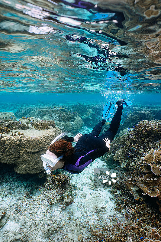 在日本冲绳岛清澈的热带礁湖水域浮潜图片素材