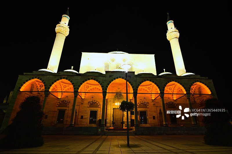 Selimiye清真寺经典的广角夜光景观。它是最美丽的典型的古典奥斯曼建筑。科尼亚的著名地标图片素材