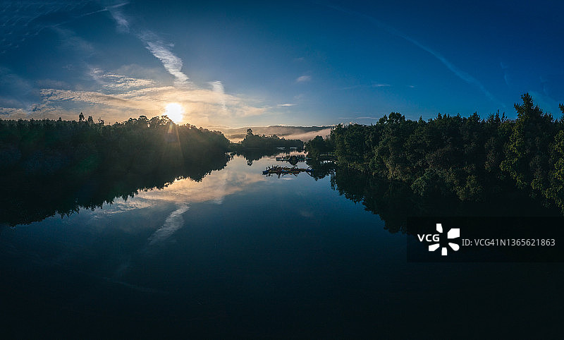 无人机在雾蒙蒙的河上观看日出。静心、放松、冥想、独处、自然之美概念图片素材