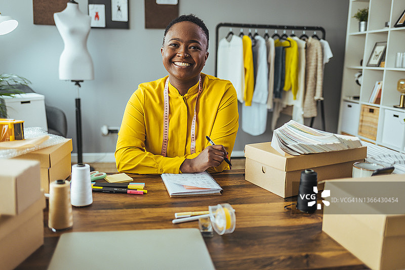 微笑的非裔美国女企业家在家工作图片素材