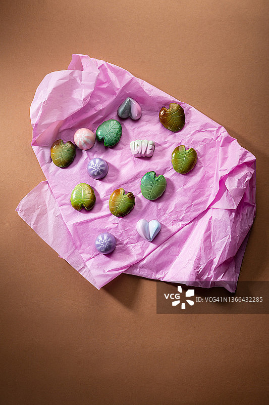 糖果的礼物巧克力夹心糖包装粉红色的纸图片素材