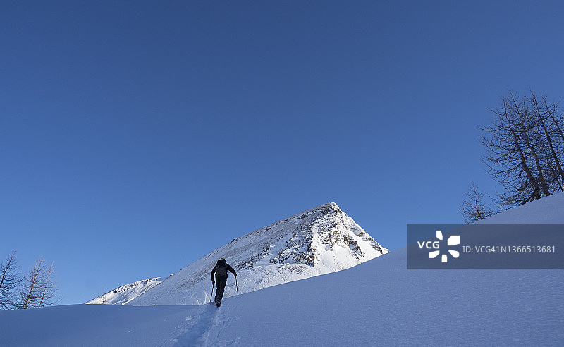 登山者在雪坡上图片素材