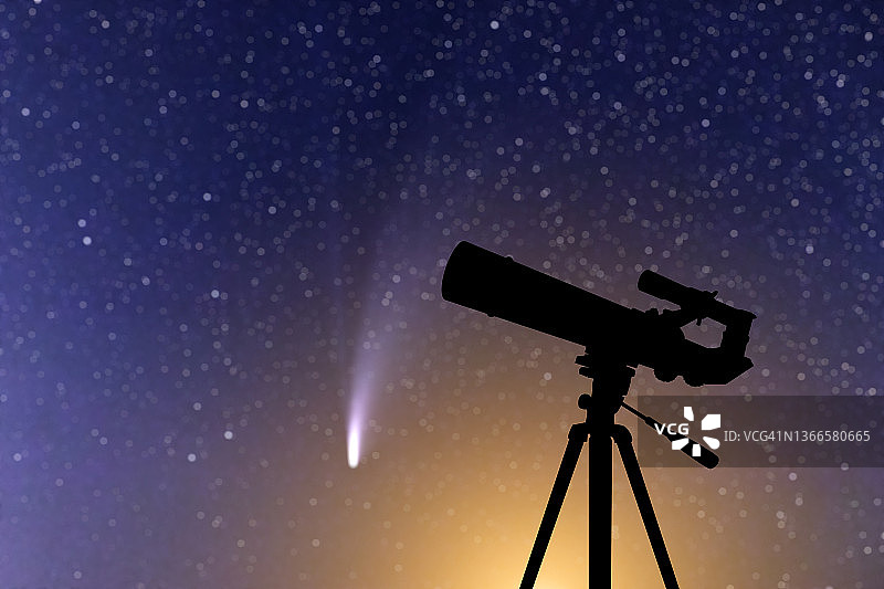 望远镜在星空和彗星的背景上。业余天文学和空间探索图片素材