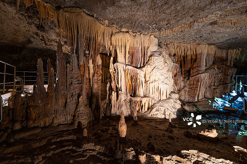 明亮的洞穴内部有令人印象深刻的石笋和钟乳石图片素材