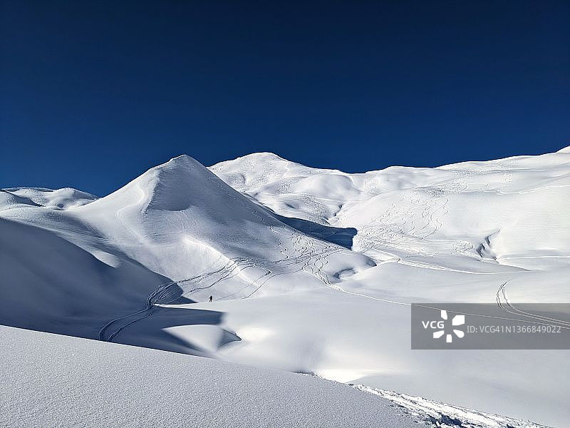 在格劳本登帕特尼上方的圣安东尼恩的吉伦斯皮茨和沙夫伯格滑雪登山。在深雪中滑雪旅行图片素材