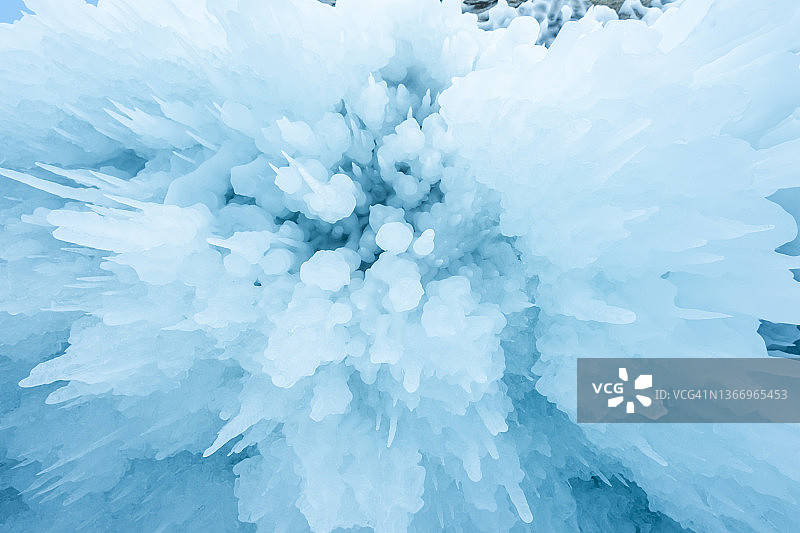 冬天贝加尔湖上的冰柱。图片素材