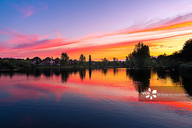 在米尔顿凯恩斯的弗兹顿湖，美丽的风景引人注目的天空紫色和黄色图片素材