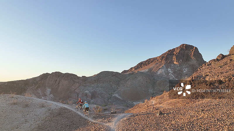 鸟瞰图的山地自行车跟随沙漠小径图片素材