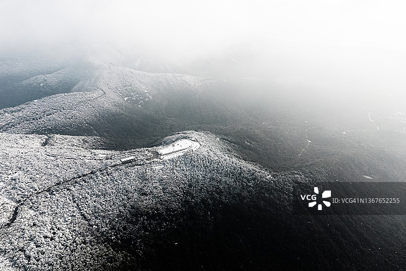 白雪皑皑的树林和山脉图片素材