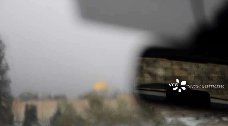 由于雾、岩石圆顶和下雨天汽车的后视镜而被扩散图片素材