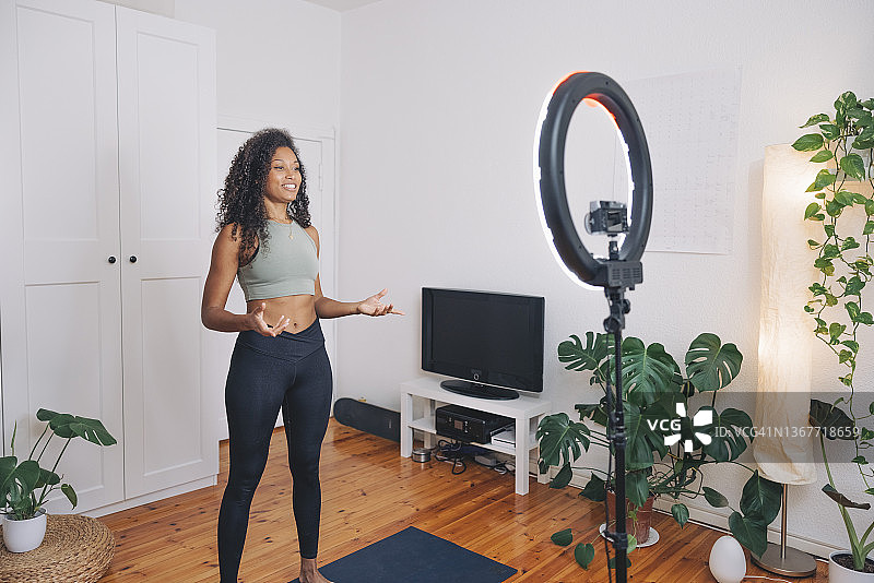 一名女子为她的健身博客录制视频图片素材
