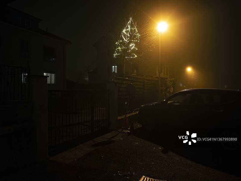 圣诞彩灯下的尼道雾蒙蒙的夜晚街道图片素材