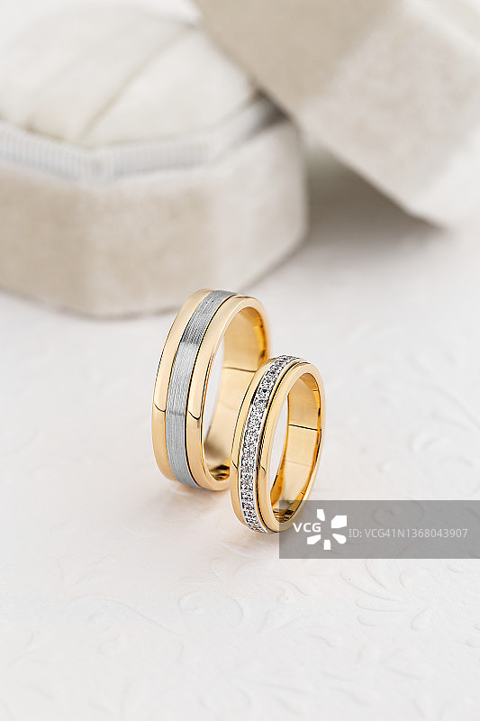 一对独特的结婚戒指与钻石在白色背景图片素材