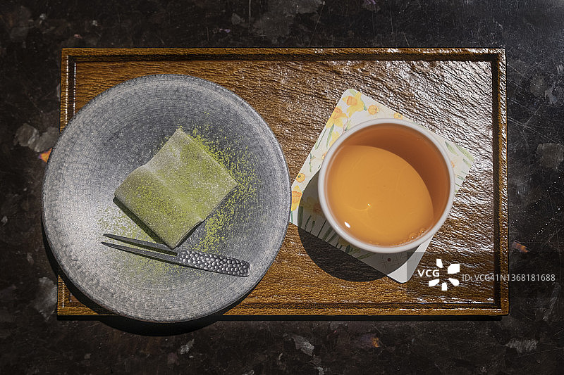 日式甜点，绿茶，抹茶麻糬配热茶图片素材