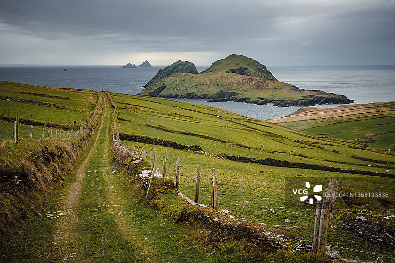 沿着爱尔兰凯利环岛附近令人惊叹的爱尔兰西海岸漫步图片素材
