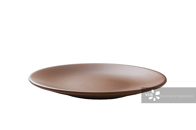 棕色陶瓷圆板孤立的白色背景。透视图图片素材