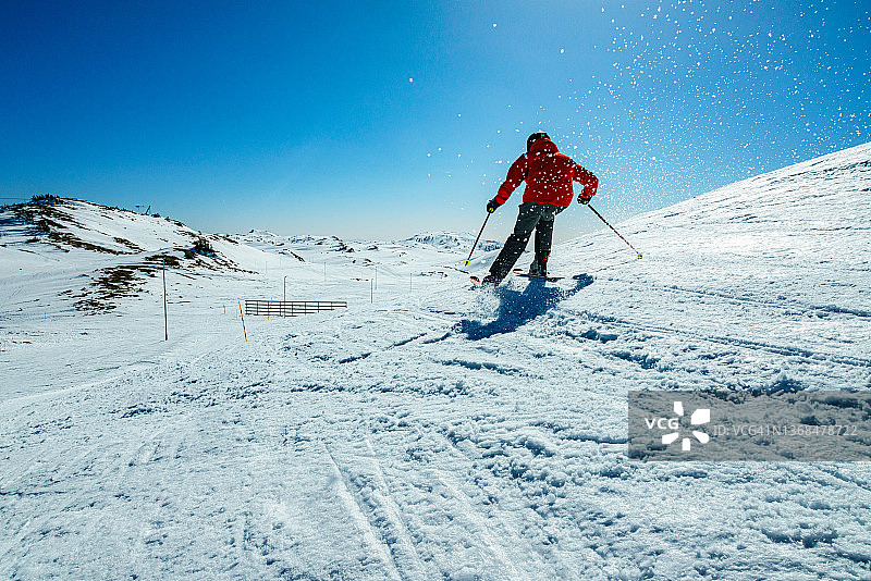 在波斯尼亚和黑塞哥维那的Jahorina滑雪胜地，一名年轻的滑雪者正在下坡滑雪图片素材
