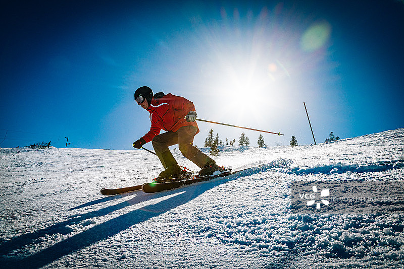 在波斯尼亚和黑塞哥维那的Jahorina滑雪胜地，一名年轻的滑雪者正在下坡滑雪图片素材