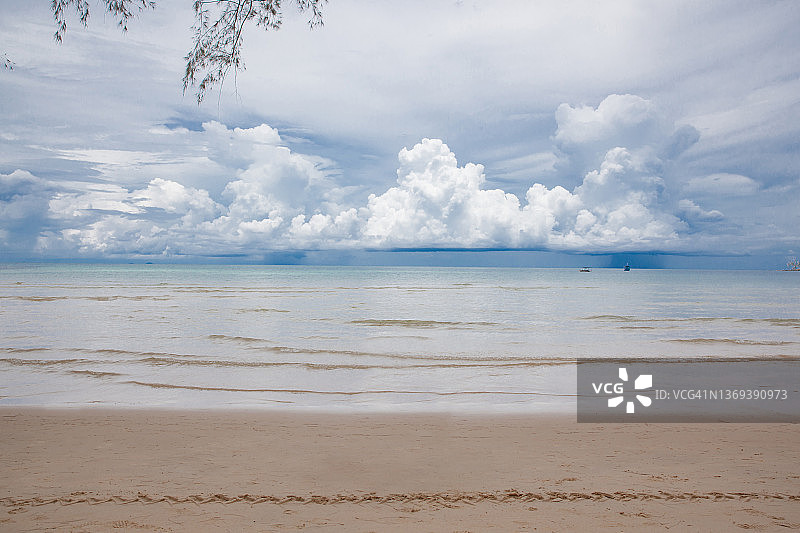 美丽的海滩，蓝色的水和蓝色的天空在懒海滩，Koh Rong Sanloem。柬埔寨图片素材