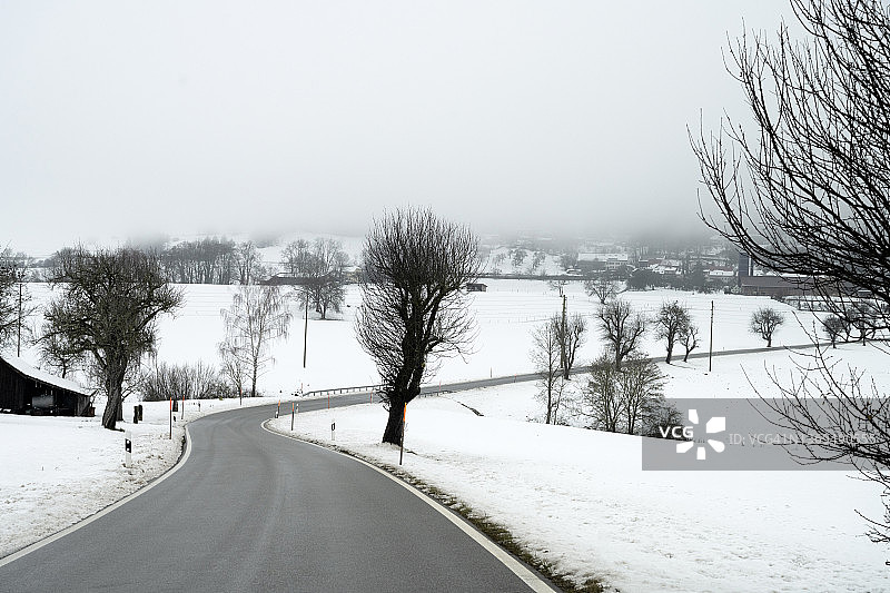 瑞士迪塞附近的冬天蜿蜒的道路图片素材
