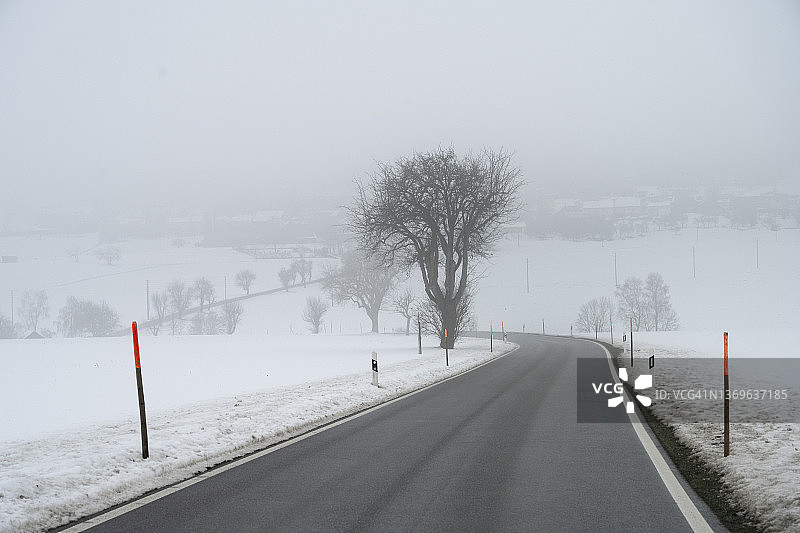 瑞士迪塞附近的冬天蜿蜒的道路图片素材