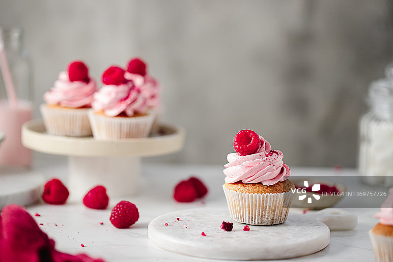 厨房柜台上有美味的树莓纸杯蛋糕图片素材