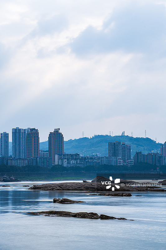 现代建筑和货船在重庆滨江城市黄昏图片素材
