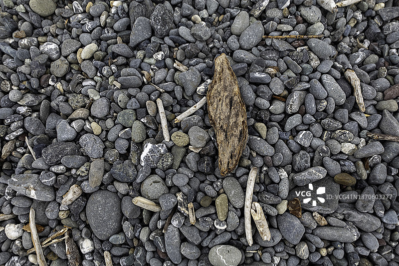 新月城卵石海滩上的木头细节特写图片素材