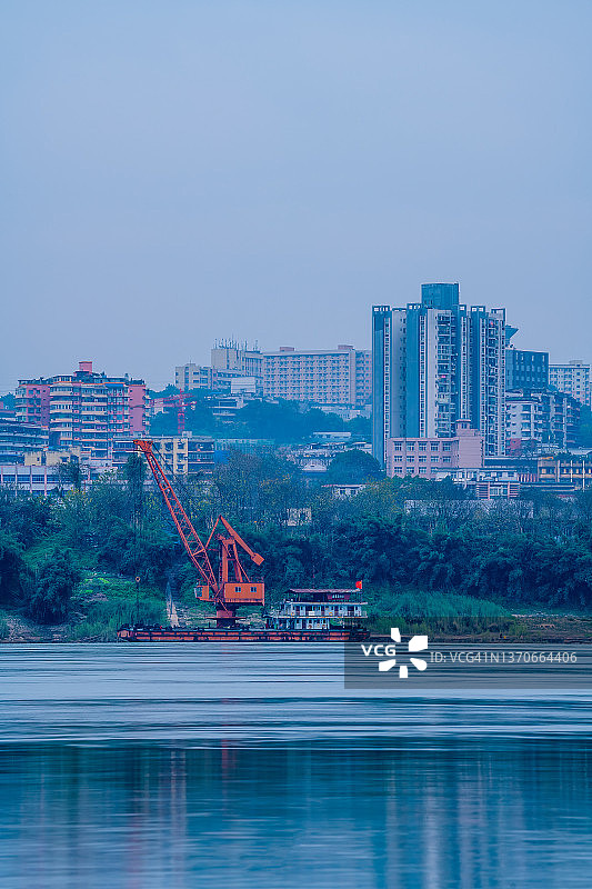 阴天重庆河畔夜景图片素材