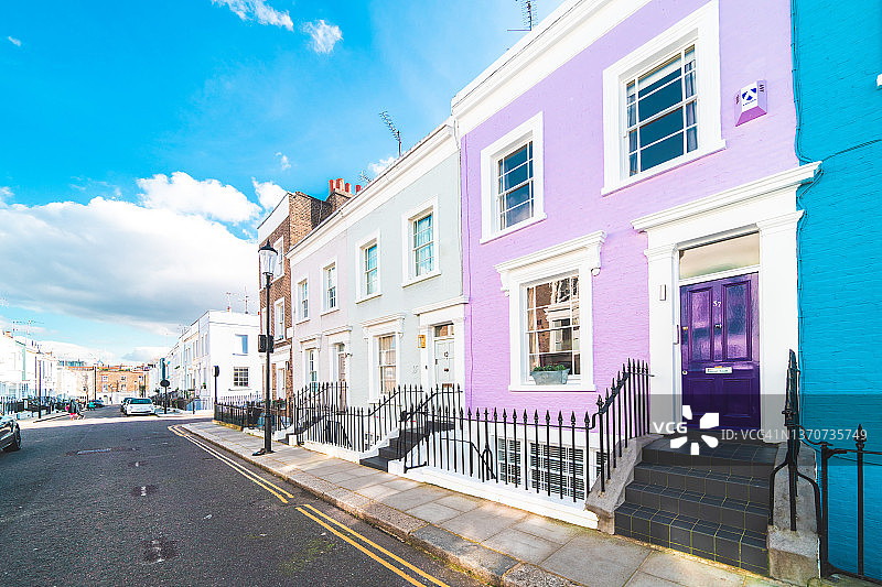 五颜六色的英式房屋立面，伦敦柔和的浅色图片素材