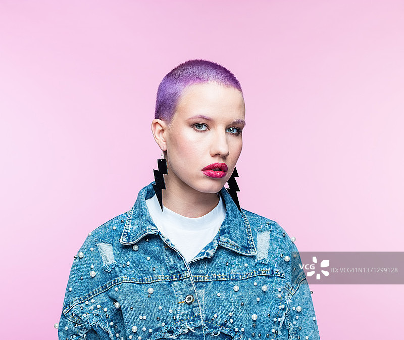 紫色短发的年轻女子图片素材
