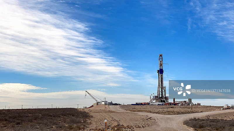 太阳在新墨西哥州升起，无人机拍摄的石油或天然气钻井平台图片素材