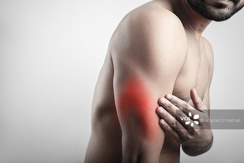 身体疼痛，男性身体不饱和处显示三头肌疼痛带用红色高亮图片素材