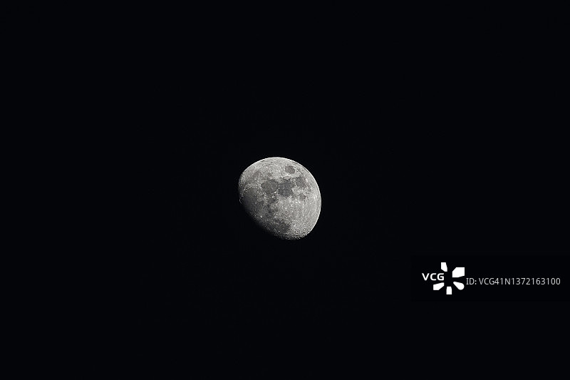 夜空下的低角度月亮图片素材