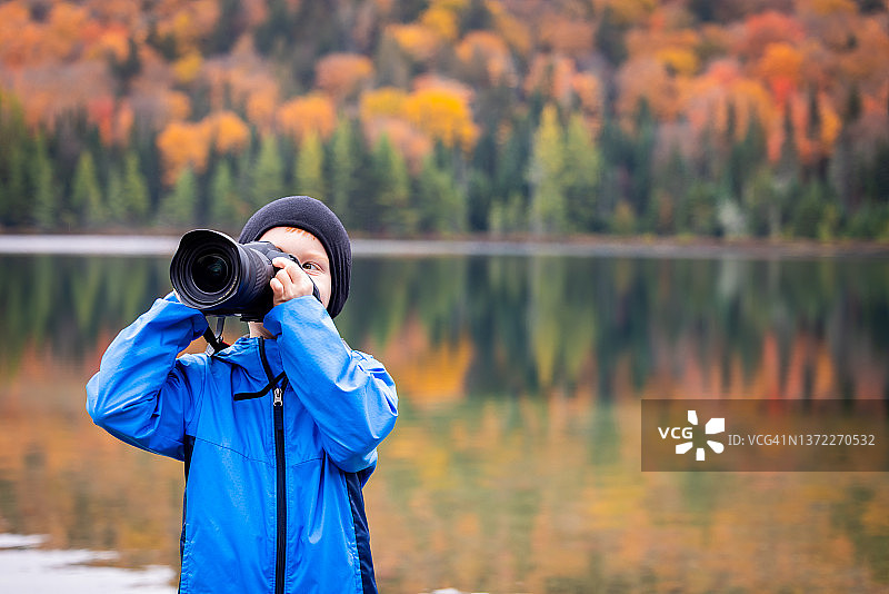 可爱的红发小男孩在加拿大魁北克省的特伦布兰特山国家公园里拍照图片素材