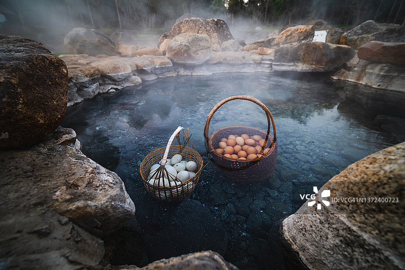 在泰国南邦采子国家公园的天然温泉里煮鸡蛋图片素材