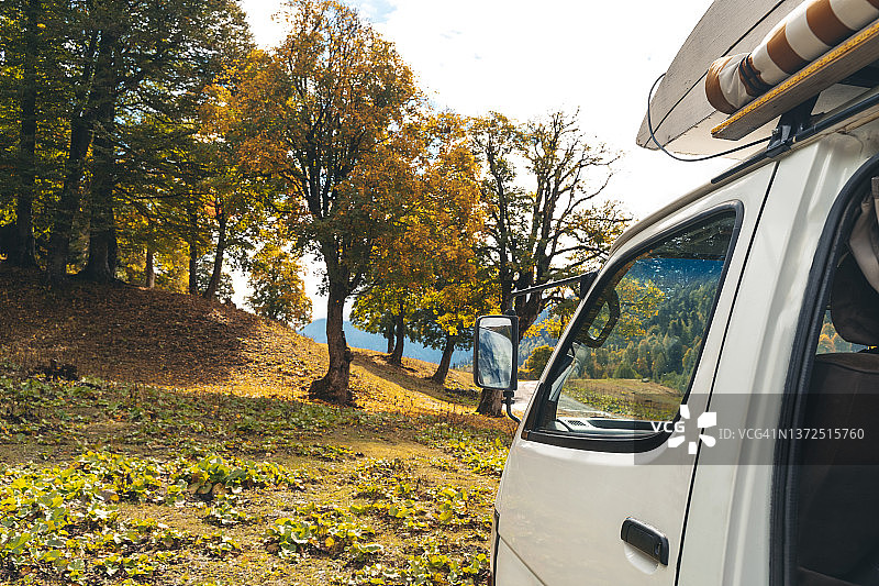 露营车在秋天森林，索契，红波利亚纳，俄罗斯图片素材