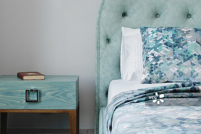 卧室采用柔和的浅色，绿松石色。床头柜紧挨着床在一个优雅的经典卧室图片素材