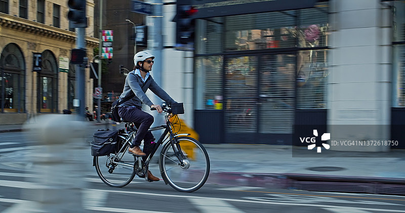 电动自行车通勤者在独立的自行车道骑车图片素材
