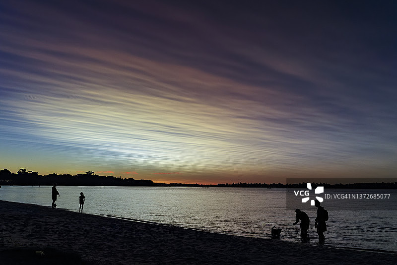 夕阳下的人和狗的剪影图片素材