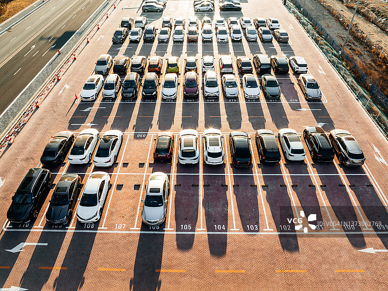 停车场的汽车在日出时的俯视图图片素材