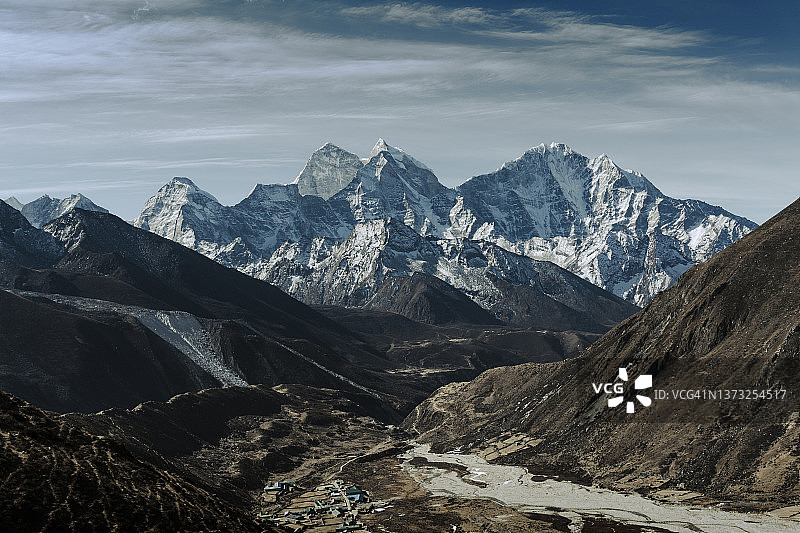 风景kantega山脉Dingboche村著名的登山路线，以喜马拉雅山为背景，在尼泊尔的solukhumbu地区图片素材