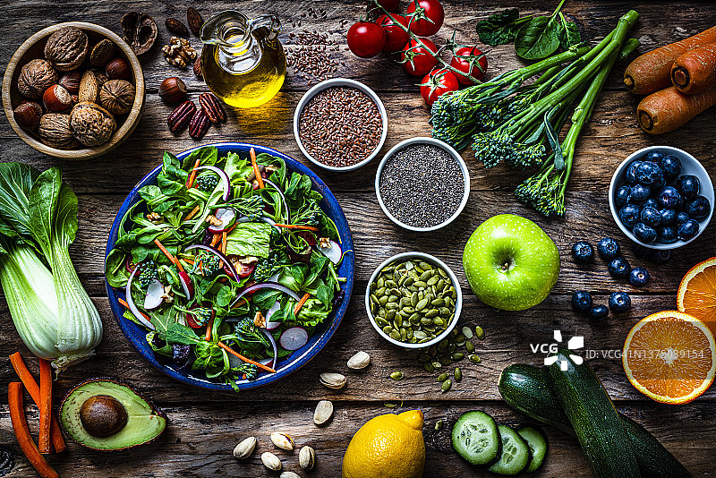 乡村餐桌上健康的水果和蔬菜沙拉盘图片素材