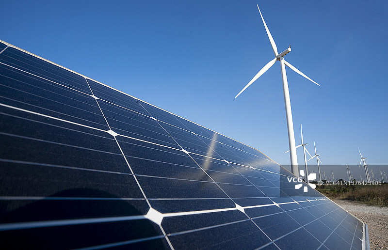太阳能电池板和风力涡轮机农场清洁能源。图片素材