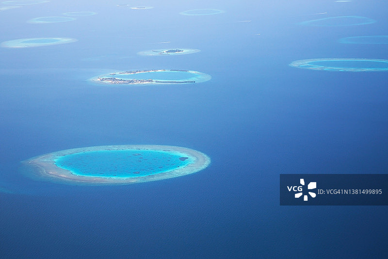 环形珊瑚环礁岛，中央有泻湖，马尔代夫。图片素材