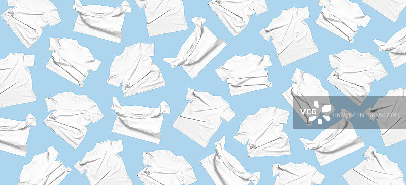 图案从白色飞行棉t恤孤立在蓝色背景。干净的白色t恤，男女皆宜。经典中性t恤。品牌服装前视图模拟为您的设计图片素材