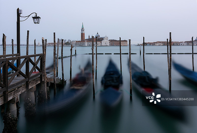 威尼斯黄昏的贡多拉图片素材