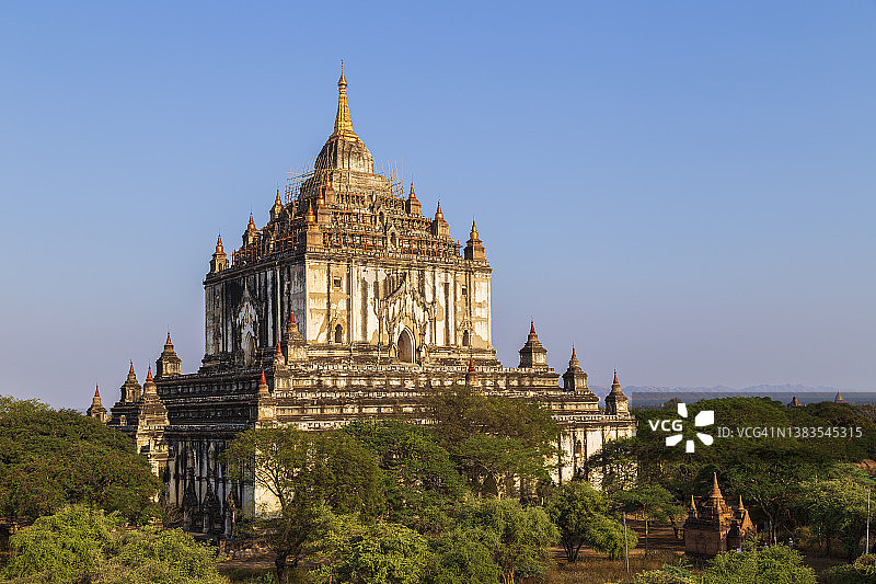在一个阳光明媚的日子里，缅甸蒲甘的古塔宾Nyu (Thatbinnyu)神庙。图片素材