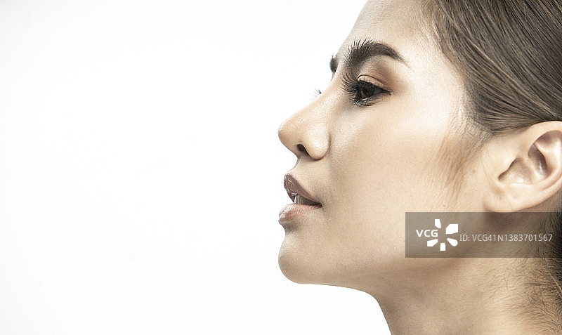 近距离侧视图角度人像美丽的亚洲女性好皮肤美容诊所使用肉毒杆菌和面部治疗手术的概念图片素材